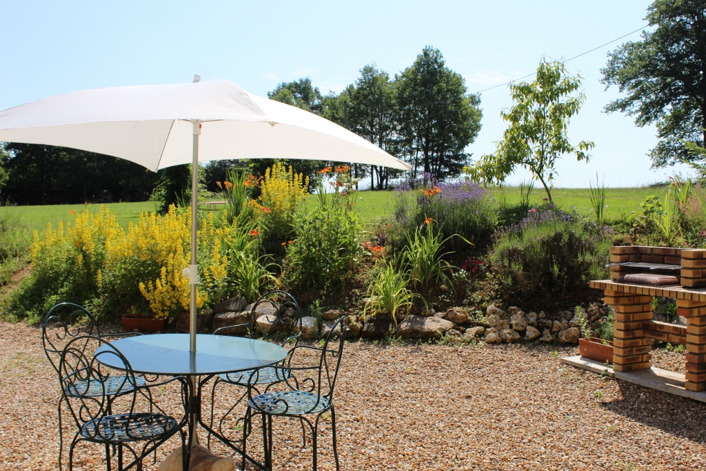 Salon de jardin et barbecue